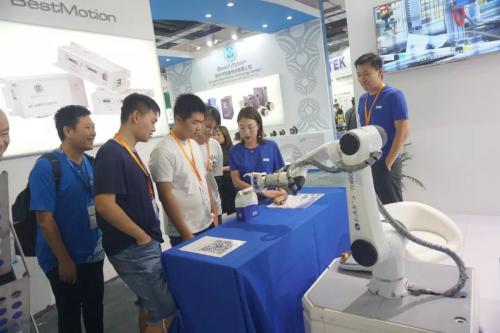 报告，在工博会现场捕获一只蓝胖子机器人！