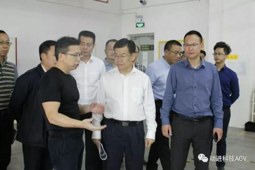 领导关怀|深圳宝安区委书记黄敏视察动进AGV机器人基地