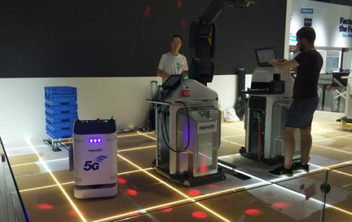 智能物流车、仿人机械手、能手撕的不锈钢，百余款新技术全国首发