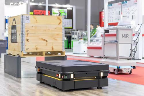 展会 | MiR移动机器人在开放展台与观众亲密互动