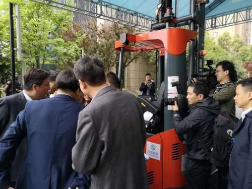 国内首例5G 无人驾驶AGV合力叉车亮相合肥