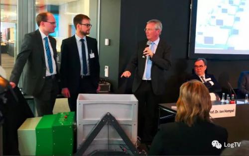 形似“蚂蚱”的AGV，搬运靠“腿”！