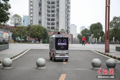 贵州贵阳一小区投用智能配送机器人 实现“无接触配送”