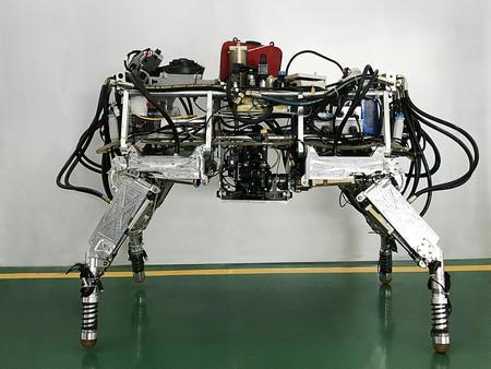 高越障性仿生巡逻机器人