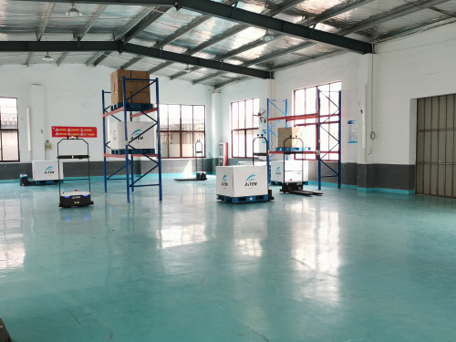 智能机器人在工作与生活中不断帮助人们