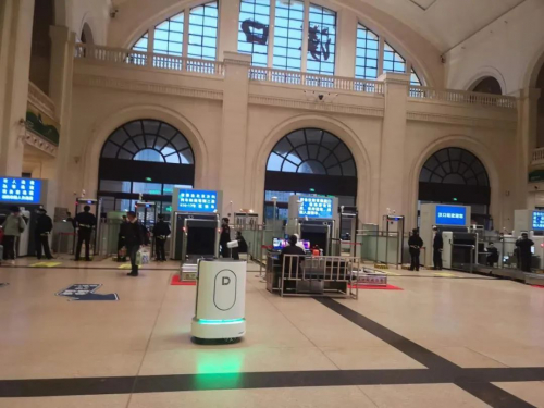 武汉“解封”首日，一维弦防疫巡检机器人MoRo S出征汉口火车站！