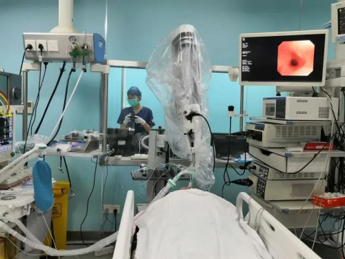 “浦东智造”！首个用于新冠肺炎诊疗的机器人完成首例辅助手术→