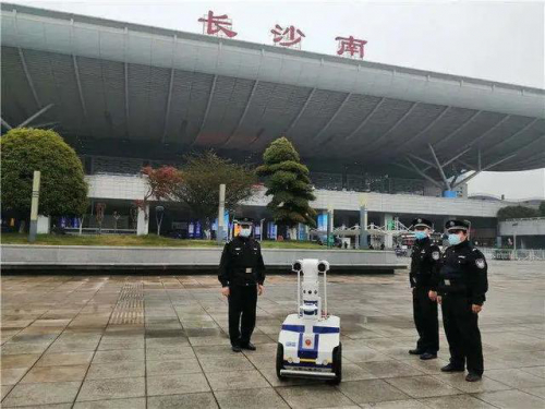 湖南长沙：一眼测体温？5只“眼睛”的机器人能办到！