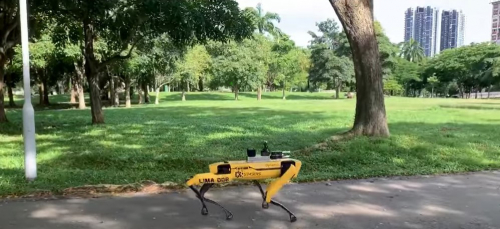 四足机器人Spot在新加坡的公园巡逻以加强社会隔离