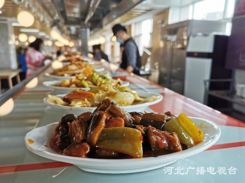 张家口首家机器人餐厅亮相，机器人将来可服务冬奥会