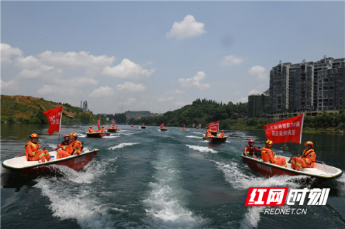 水上救援机器人“炫技”东江湖