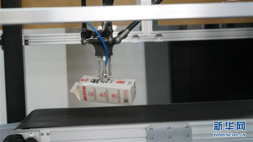 上海交大“黑科技”：机器人分拣垃圾 小龙虾壳“废变宝”