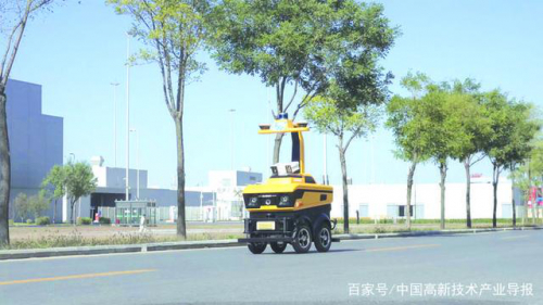 智能机器人“交警”上岗 真酷！