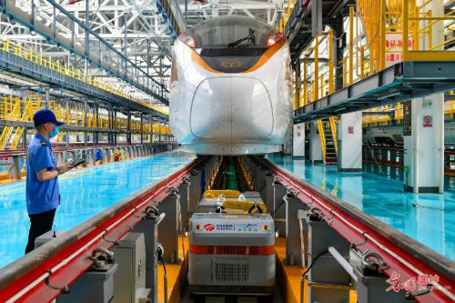 神州高铁车底智能巡检机器人为“智能京张”增色