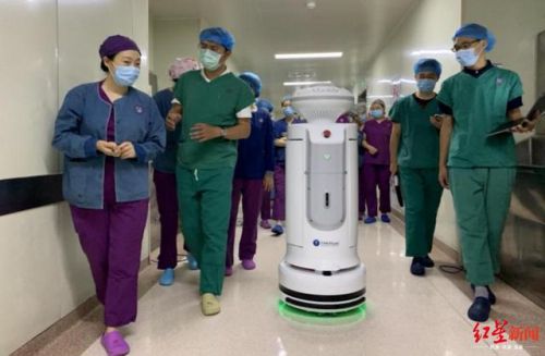 助力抗“疫”！机器人“上岗”，自助下单运送医疗物资还能自动消毒