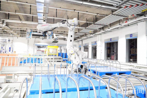 国内首个大件物流智能无人仓在即墨启用 机器人智能配送 单台可提900斤货物