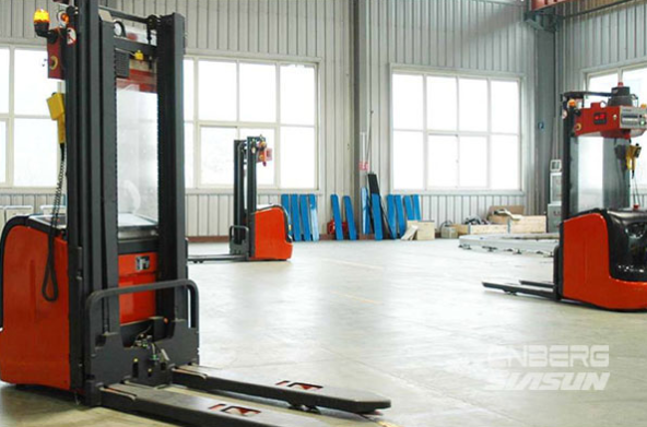 激光叉车型AGV_中国AGV网(www.chinaagv.com) 激光叉车型AGV_中国AGV网(www.chinaagv.com)