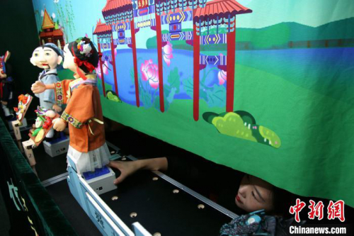 济南木偶戏传承人借力科技创造“木偶机器人” 助非遗传承创新