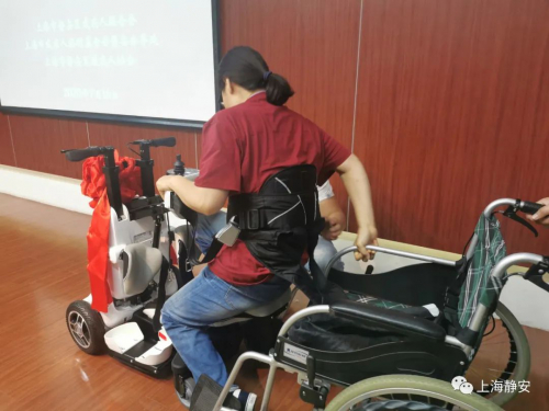 这台智能辅助移动机器人，让他们重新“站”了起来