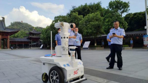 5G+警务巡逻机器人上岗
