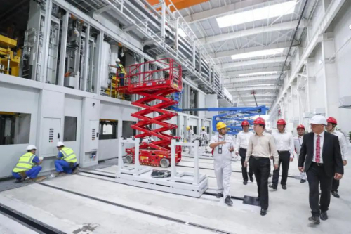  恒大汽车“黑灯工厂”亮相！全机器人作业！