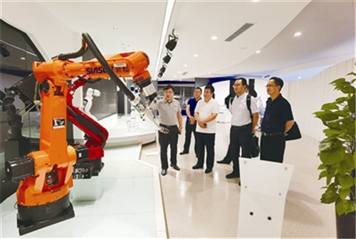 让机器人在市民身边“大显身手”