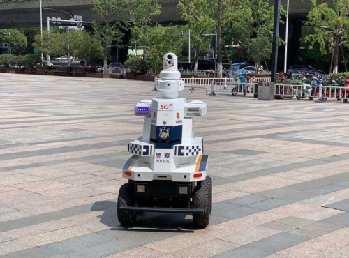 “妈妈快看，那里有个会动的‘大白’！”—江苏无锡联通助力无锡首个5G人工智能巡逻机器人“上岗”