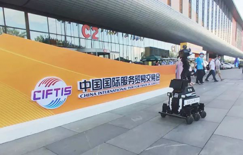 服贸会回顾：ANDI安防机器人亮相服贸会华为展区，展示“5G+安防”强者姿态