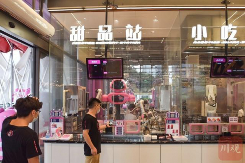 全球首个机器人餐厅综合体：20多种机器人各显神通 几乎天天爆满