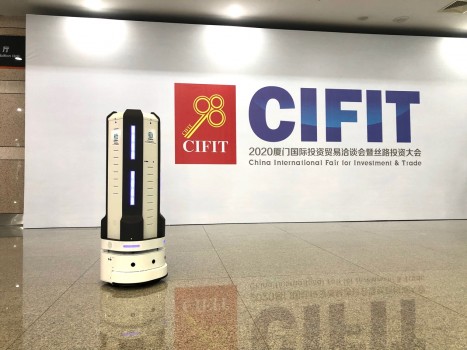 国内首发新型防疫之星UV-C LED消毒机器人亮相98厦洽会 消杀率达99.99%