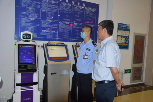 创新服务！本市首台车驾管智能引导机器人在海港保税区上岗 56类公安交管业务138项功能可实现自助办理