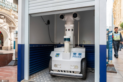 上海5G机器人“瓦力”住进新家 市民笑称也是“乔迁之喜” 