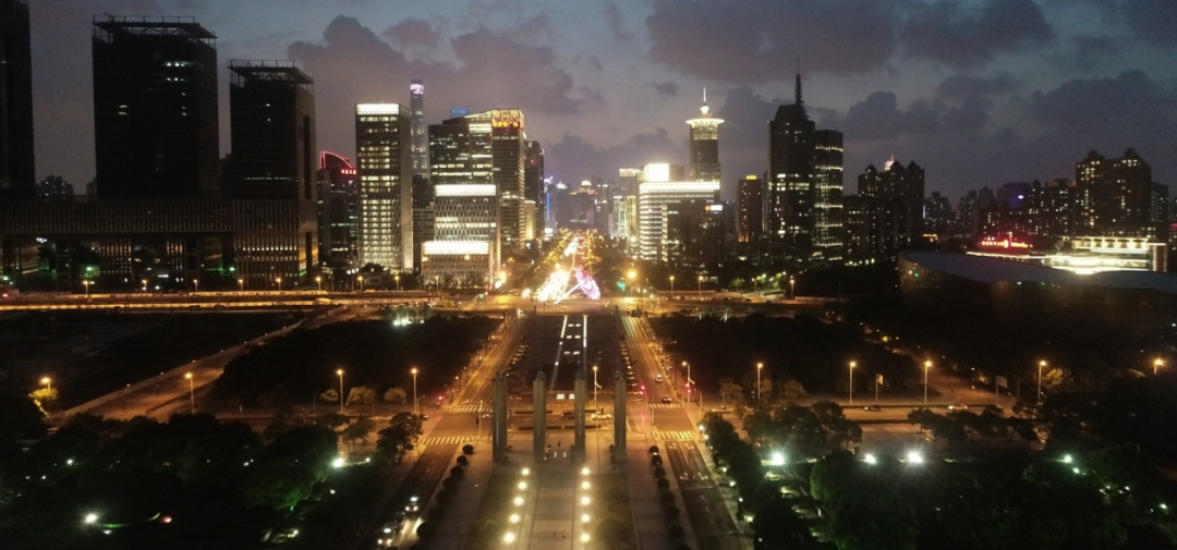 AI科技贺国庆 | 高仙无人机扫“清洁工”上岗浦东世纪广场