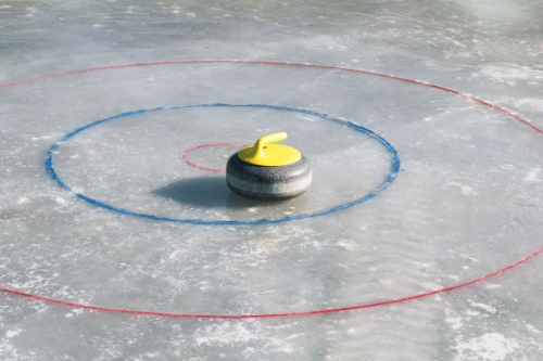 击败专业人士的冰壶机器人