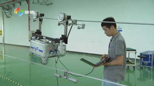 顺德企业研发世界领先的高压线路巡检机器人