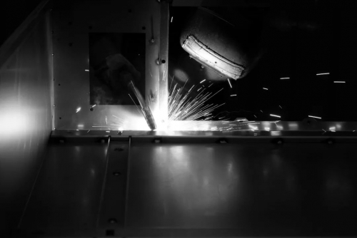 强强联推“拿到手就上手”的自动焊接工作站