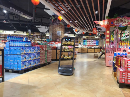 餐厅里广受欢迎的普渡机器人，在超市有何妙用？