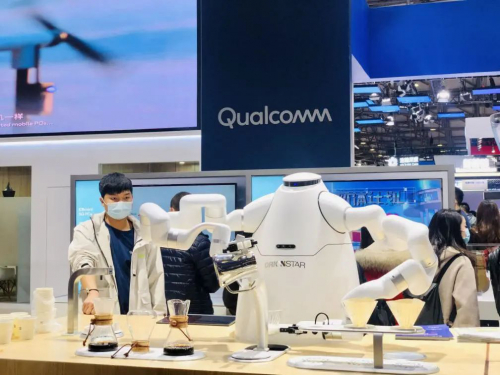 猎户星空机器人家族携手高通，亮相2021世界移动通信大会