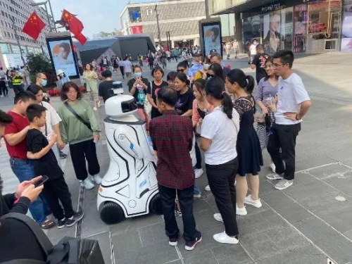 小远5G巡逻机器人守护“醉美”杭州湖滨步行街