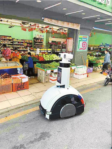 5G智能巡检机器人在深圳市龙岗区南坑社区上岗 上街“喊话”市容更整洁