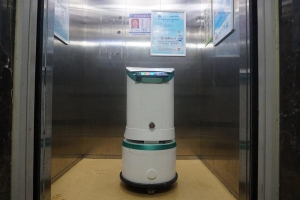 为封控区居民送货、转运垃圾，智能机器人成为郑州疫情防控中的“特种兵”