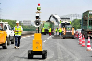 前方高萌！全国首台高速施工管理巡检机器人在湖州高速上线