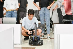 熬通宵也值！大学生机器人与人工智能应用创新邀请赛举行