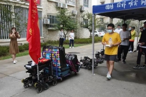安全可靠又吸睛 南航学生自主研发机器人组团迎新