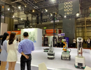 聚焦智博会|优艾智合5G移动机器人耀动全场