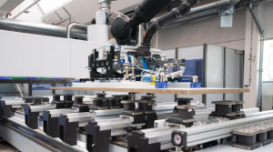 HOMAG：连接到 CNC 加工中心的机器人搬运系统 FEEDBOT