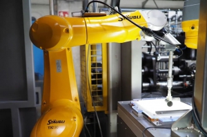 机器人实现压接管件自动化生产