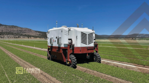 美国农场机器人发射激光每小时清除10万株杂草