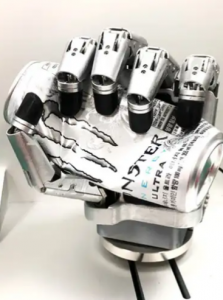 类人机械手具有轻盈触感和压碎罐头的力量