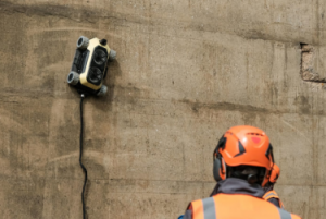 英国大学开发爬墙机器人可以减少工作场所事故